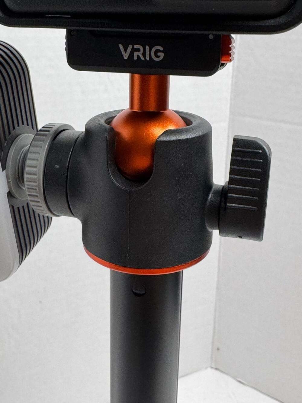 VRIG Extendable Mini Tripod Selfie Stick with Ball Head does not come with light